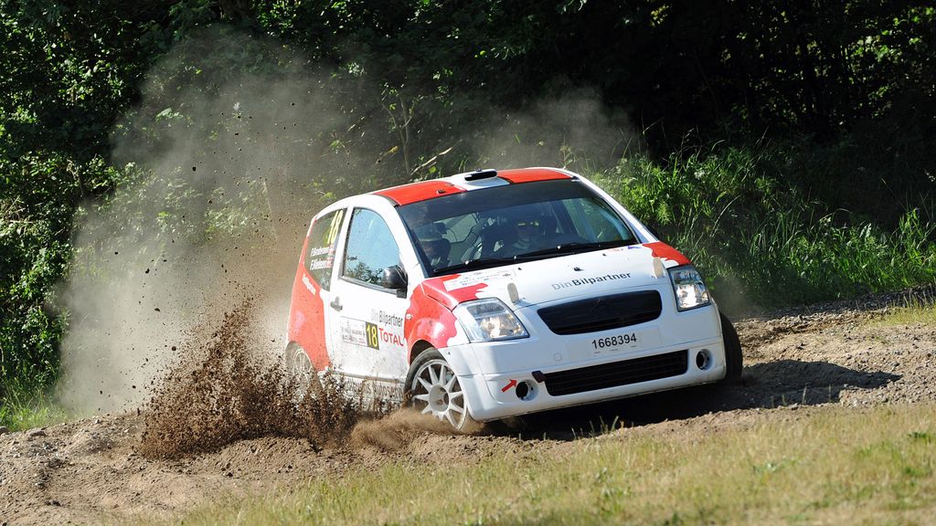 Frank Nielsen og Per Brodersen er her på vej mod sejren i klasse 3 i tredje afdeling om Danmarksmesterskabet i rally 2023
(Foto: rallypics.dk – Viggo Johansen)